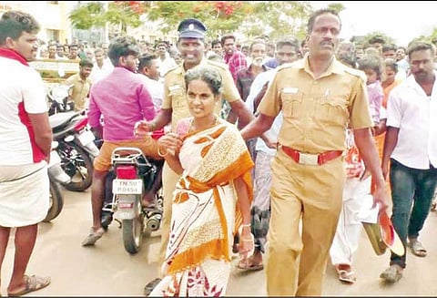 திருவாரூர்: சிறுவர்களை கடத்த முயன்ற பெண்ணை பொதுமக்கள் விரட்டி பிடித்தனர்