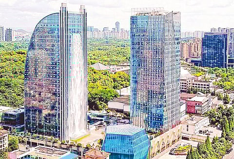 அடுக்குமாடியில் உருவாக்கப்பட்ட செயற்கை நீர் வீழ்ச்சி