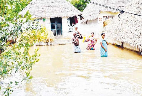 கொள்ளிடம் ஆற்றில் வெள்ளப்பெருக்கு: ஊருக்குள் தண்ணீர் புகுந்ததால் தீவு போல் காட்சி அளிக்கும் கிராமங்கள்