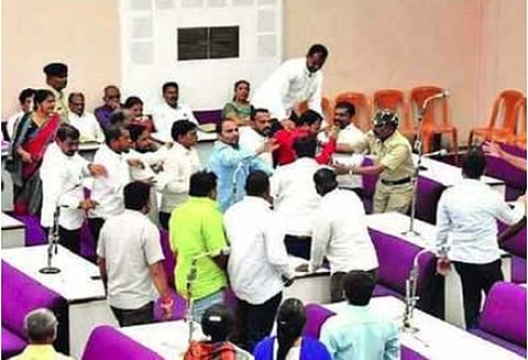 வாஜ்பாய் மரணம் குறித்த இரங்கல் தீர்மானத்துக்கு எதிர்ப்பு: வார்டு உறுப்பினர் கைது