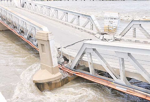 வெள்ளப்பெருக்கால் மண் அரிப்பு: எந்த நேரத்திலும் கொள்ளிடம் பழைய இரும்பு பாலம் இடிந்து விழும் அபாயம்