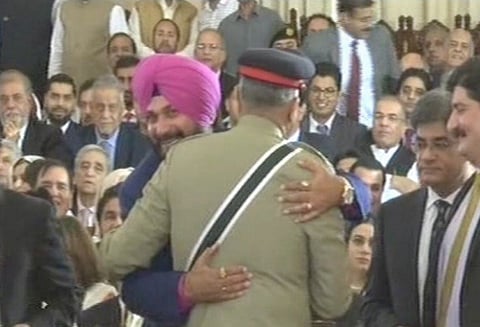 பாகிஸ்தான் ராணுவ தளபதியை கட்டி தழுவிய சித்துவுக்கு பாரதீய ஜனதா கடும் கண்டனம்