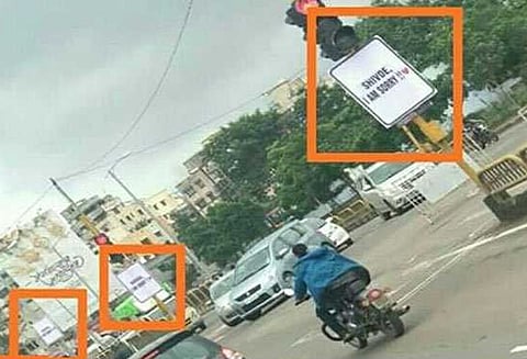 பெண் தோழியிடம் மன்னிப்பு கோரி 300 பேனர்களை சாலையின் நடுவே வைத்த இளைஞர்