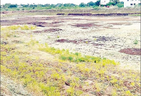 காவிரியில் தண்ணீர் கரைபுரண்டு ஓடியும் மயிலாடுதுறை பகுதியில் வறண்டு கிடக்கும் குளங்கள்