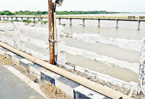 தஞ்சை-அரியலூர் மாவட்டங்களை இணைக்கும் கொள்ளிடம் ஆற்றுப்பாலத்தின் தடுப்புச்சுவர்கள் இடிந்தன