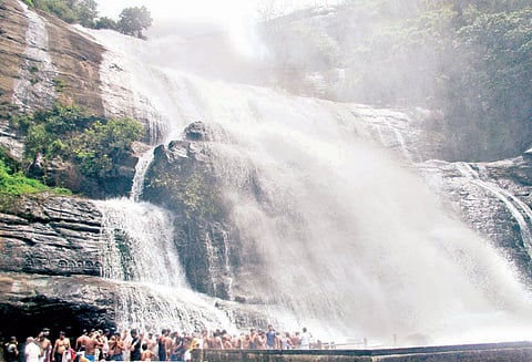 வெள்ளப்பெருக்கு குறைந்தது: குற்றாலம் அருவிகளில் சுற்றுலா பயணிகள் குளிக்க அனுமதி