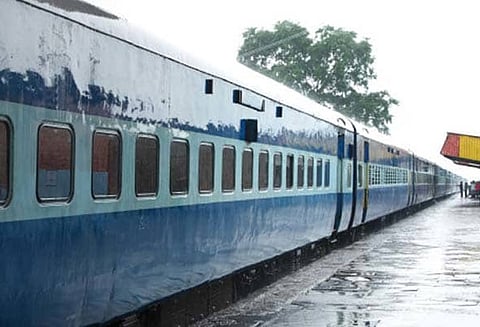 மத்திய அரசு சார்பில் 50 ஆயிரம் மெட்ரிக் டன் உணவு பொருட்கள் - ரெயில் மூலம் திருவனந்தபுரம் சென்றது