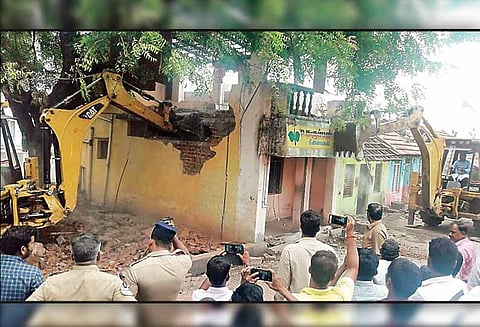 வைத்தியநாத சுவாமி கோவில் திருக்குளத்தில் ஆக்கிரமிப்புகள் அகற்றம்