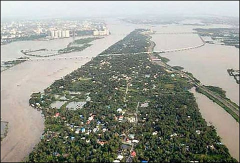 மழை, வெள்ளத்தால் பாதிப்பு: கேரள மாநிலத்துக்கு சிவசேனா எம்.பி., எம்.எல்.ஏ.க்கள் உதவி