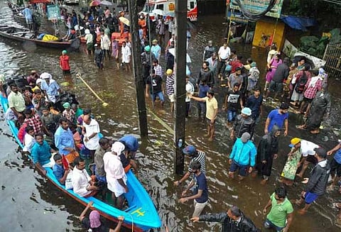 மக்களின் உயிரைக்காக்கும் பணிக்கு உதவித்தொகை வேண்டாம் மீட்பு பணியில் ஈடுபட்ட மீனவர்கள் மறுப்பு