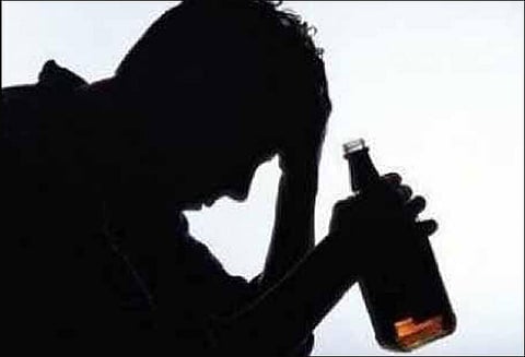 மதுவில் விஷம் கலந்து குடித்து தற்கொலைக்கு முயன்ற வாலிபர் சிகிச்சை பலனின்றி சாவு