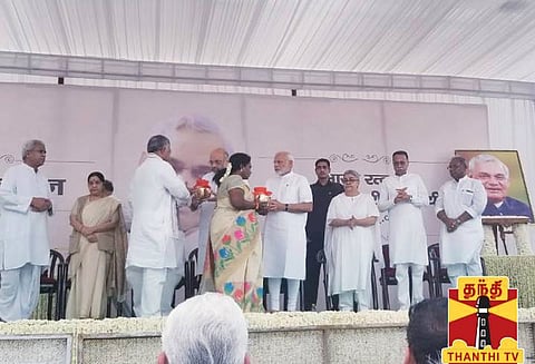 வாஜ்பாயின் அஸ்தி தமிழக தலைவர்களிடம் ஒப்படைப்பு; கமலாலயத்தில் 2 நாள் அஞ்சலி செலுத்த ஏற்பாடு