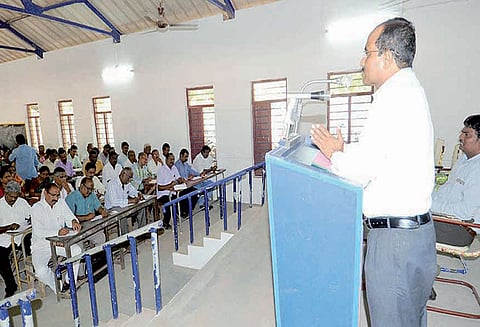 அரசுப்பள்ளி தலைமை ஆசிரியர்கள் கூட்டம் கலெக்டர் தலைமையில் நடந்தது