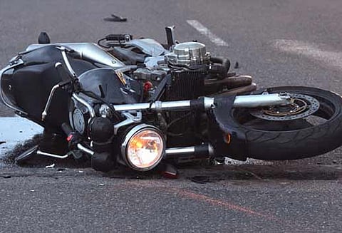 மோட்டார் சைக்கிள்-மினிவேன் மோதல்; 2 பெண்கள் உள்பட 3 பேர் பலி