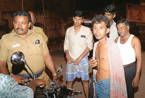 வீடுகளுக்குள் அத்துமீறி புகுந்த வடமாநில வாலிபருக்கு அடி-உதை