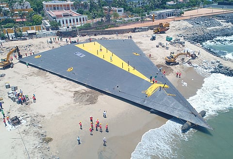 செயற்கை மணல் பரப்பு பகுதியில் ராட்சத இரும்பு மிதவை கடலில் இறக்கப்பட்டது
