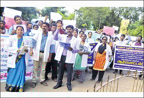 திருவள்ளூர், காஞ்சீபுரத்தில் அரசு மருத்துவமனை டாக்டர்கள் ஆர்ப்பாட்டம்