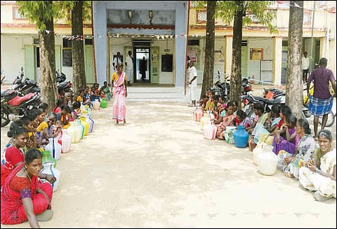 ஊராட்சி ஒன்றிய அலுவலகத்தை காலிக்குடங்களுடன் பொதுமக்கள் முற்றுகை