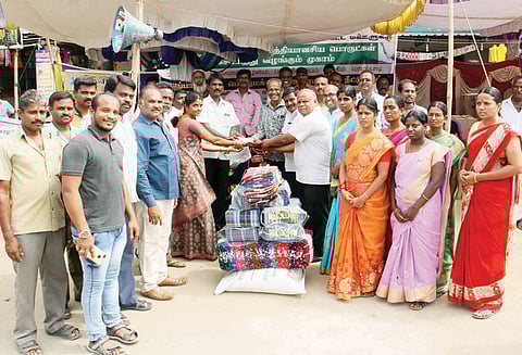 பல்வேறு அமைப்புகள் சார்பில் சேலத்தில் இருந்து கேரளாவுக்கு வெள்ள நிவாரண பொருட்கள்