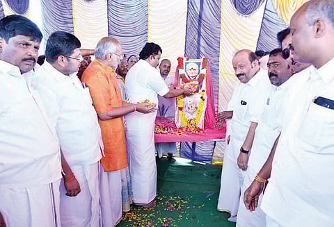 வாஜ்பாய் அஸ்தி கலசத்திற்கு பொதுமக்கள் மலர்தூவி அஞ்சலி