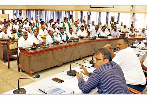 காவிரி-வைகை ஆற்றை இணைக்க வேண்டும் குறைதீர்க்கும் கூட்டத்தில் விவசாயிகள் வலியுறுத்தல்