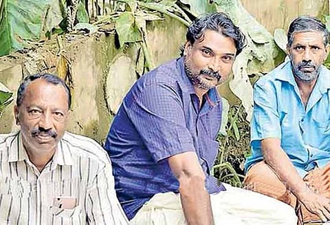 கேரள மழை வெள்ளத்தில் கத்தி முனையில் மிரட்டி மீட்கபட்ட மக்கள்