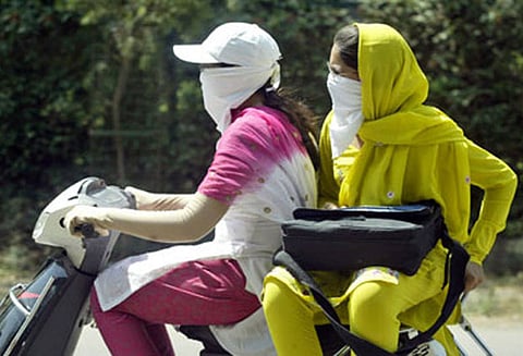 இருசக்கர வாகனத்தில் பின்னால் அமர்ந்து செல்பவர் ஹெல்மெட் அணியாவிட்டாலும் கடும் நடவடிக்கை: போலீஸ்