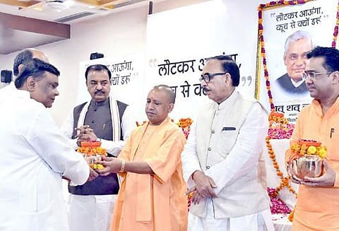 முன்னாள் பிரதமர் வாஜ்பாயின் மரணத்தை ஆளும் பாஜக அரசியலாக்குகிறது: சமாஜ்வாடி கட்சி குற்றச்சாட்டு