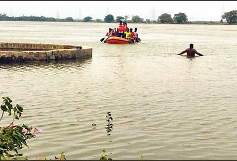 பாவூர்சத்திரம் அருகே குளத்தில் மூழ்கிய தொழிலாளி தேடும் பணி தீவிரம்