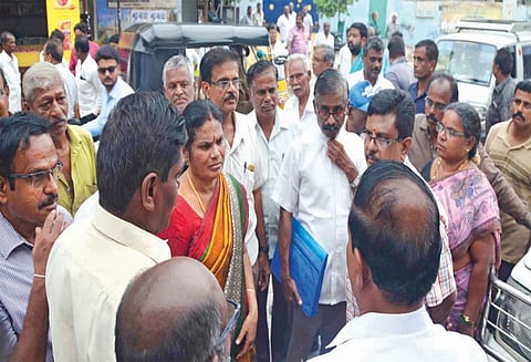 சூரம்பட்டியில் சாலை அமைக்கக்கோரி மாநகராட்சி அதிகாரிகளை முற்றுகையிட்ட வியாபாரிகள்