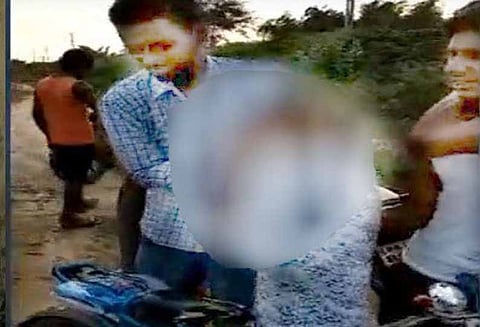 நடுரோட்டில் பள்ளிச் சிறுமியை நிர்வாணமாக்கி அத்துமீறல் : உதவி கோரி கதறிய கொடுமை