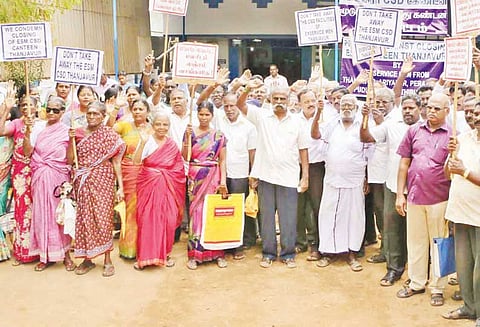 தஞ்சையில் முன்னாள் படைவீரர்கள் ஆர்ப்பாட்டம்