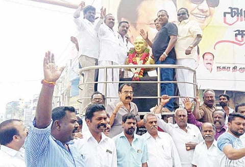 தி.மு.க. தலைவராக மு.க.ஸ்டாலின் தேர்வு: கட்சியினர் இனிப்பு வழங்கி கொண்டாட்டம்