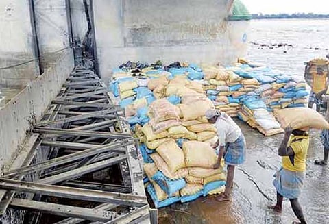 முக்கொம்பு கொள்ளிடம் ஆற்றில் மேலும் சில மதகுகளில் விரிசல் : அணை முற்றிலும் இடிந்து விழும் அபாயம்