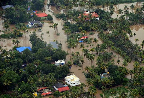 கேரளா வெள்ளம்: 30 கிராமங்களை தத்தெடுக்கிறது எச்டிஎப்சி வங்கி, ரூ. 10 கோடி நிதியுதவி