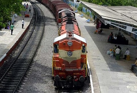 இந்திய ரெயில்வே துறை செலவை குறைக்க இயற்கை வாயுவை எரிபொருளாக பயன்படுத்த முடிவு