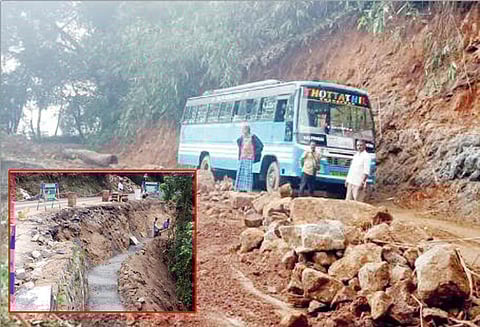 வால்பாறையில் மழையால் சேதமடைந்த எஸ்டேட் சாலைகள் சீரமைப்பு