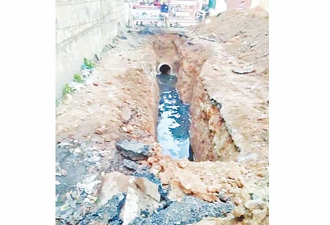 மயிலாடுதுறையில் பரபரப்பு: சிறைச்சாலை அருகே 20 அடி ஆழத்தில் தோன்றிய ‘திடீர்’ பள்ளம்