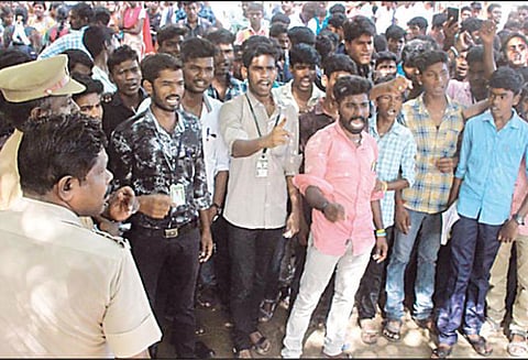 விருத்தாசலம் அரசு கல்லூரி மாணவர்கள் வகுப்புகளை புறக்கணித்து போராட்டம்