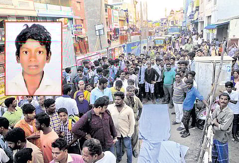 திருவொற்றியூரில் பஸ் சக்கரத்தில் சிக்கி 9-ம் வகுப்பு மாணவர் பலி படிக்கட்டு பயணத்தால் விபரீதம்