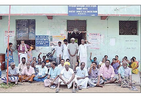 மின்மாற்றியை சீரமைக்க கோரி: மின்வாரிய அலுவலகம் முன்பு கிராம மக்கள் தர்ணா - தொழுதூரில் பரபரப்பு