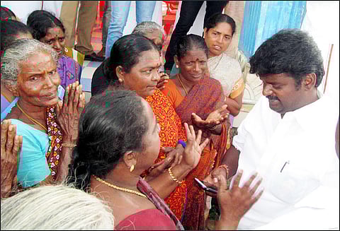 ஹைட்ரோ கார்பன் திட்டத்தை ஊருக்குள் விடக்கூடாது அமைச்சர் விஜயபாஸ்கரிடம் பெண்கள் கோரிக்கை