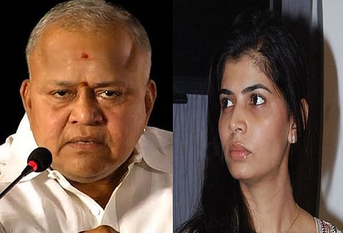 ‘டத்தோ’ பட்டம் தொடர்பாக ராதாரவியுடன் மீண்டும் மோதிய சின்மயி