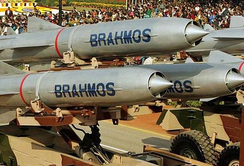 ராணுவ மந்திரி தலைமையில் நடந்த கூட்டத்தில் ரூ.3,000 கோடி மதிப்பிலான போர் கருவிகளை வாங்க ஒப்புதல்