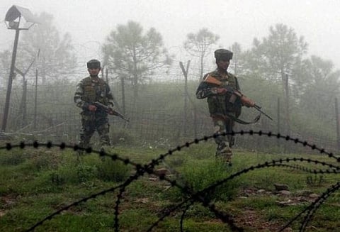 காஷ்மீர்: கண்ணிவெடியில் சிக்கி 2 ராணுவ வீரர்கள் பலி; பலர் காயம்