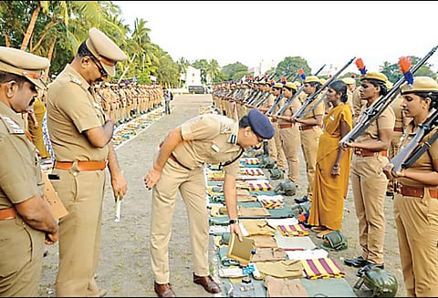 விழுப்புரத்தில் போலீஸ் உபகரணங்களை டி.ஐ.ஜி. ஆய்வு