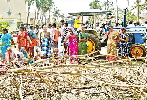 மன்னார்குடி, திருத்துறைப்பூண்டி பகுதிகளில் மின்சாரம் வழங்கக்கோரி பொதுமக்கள் சாலை மறியல்