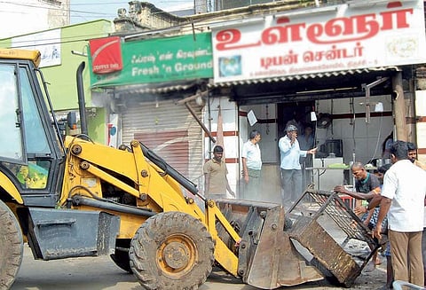 திருவானைக்காவல், டி.வி.எஸ்.டோல்கேட் பகுதியில் வீடு-கடைகளின் முன்பு இருந்த ஆக்கிரமிப்புகள் அகற்றம்