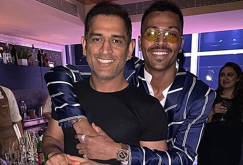 தோனி மற்றும் ஹர்தீக் இணைந்து புகைப்படம் எடுத்து கொண்ட வேடிக்கையான தருணம்