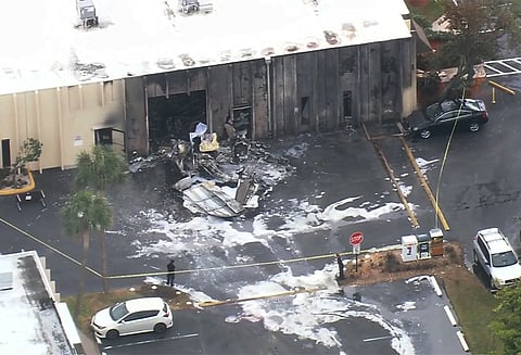 அமெரிக்காவில் கட்டிடத்தின் மீது விமானம் மோதி தீப்பிடித்தது - 2 பேர் பலி